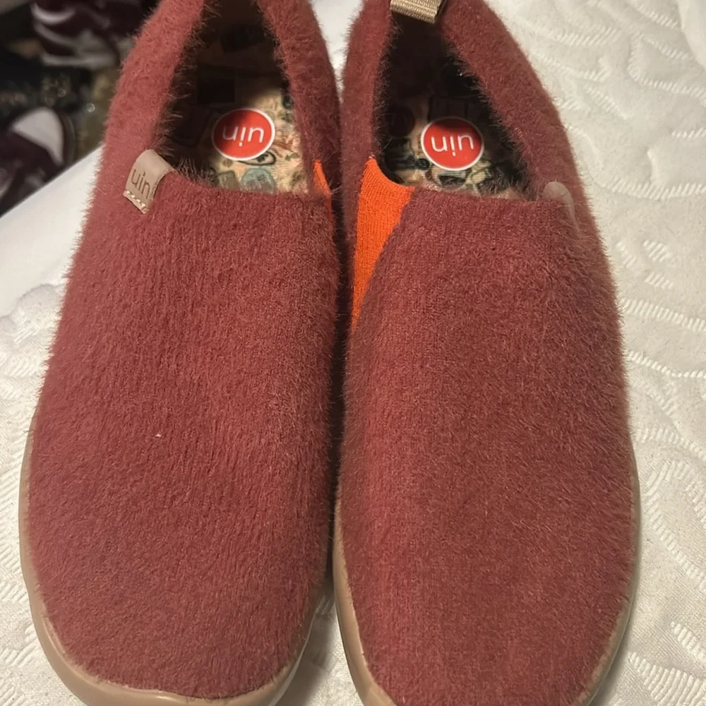 UIN Women's Flats in Maroon - Picture 2 of 4